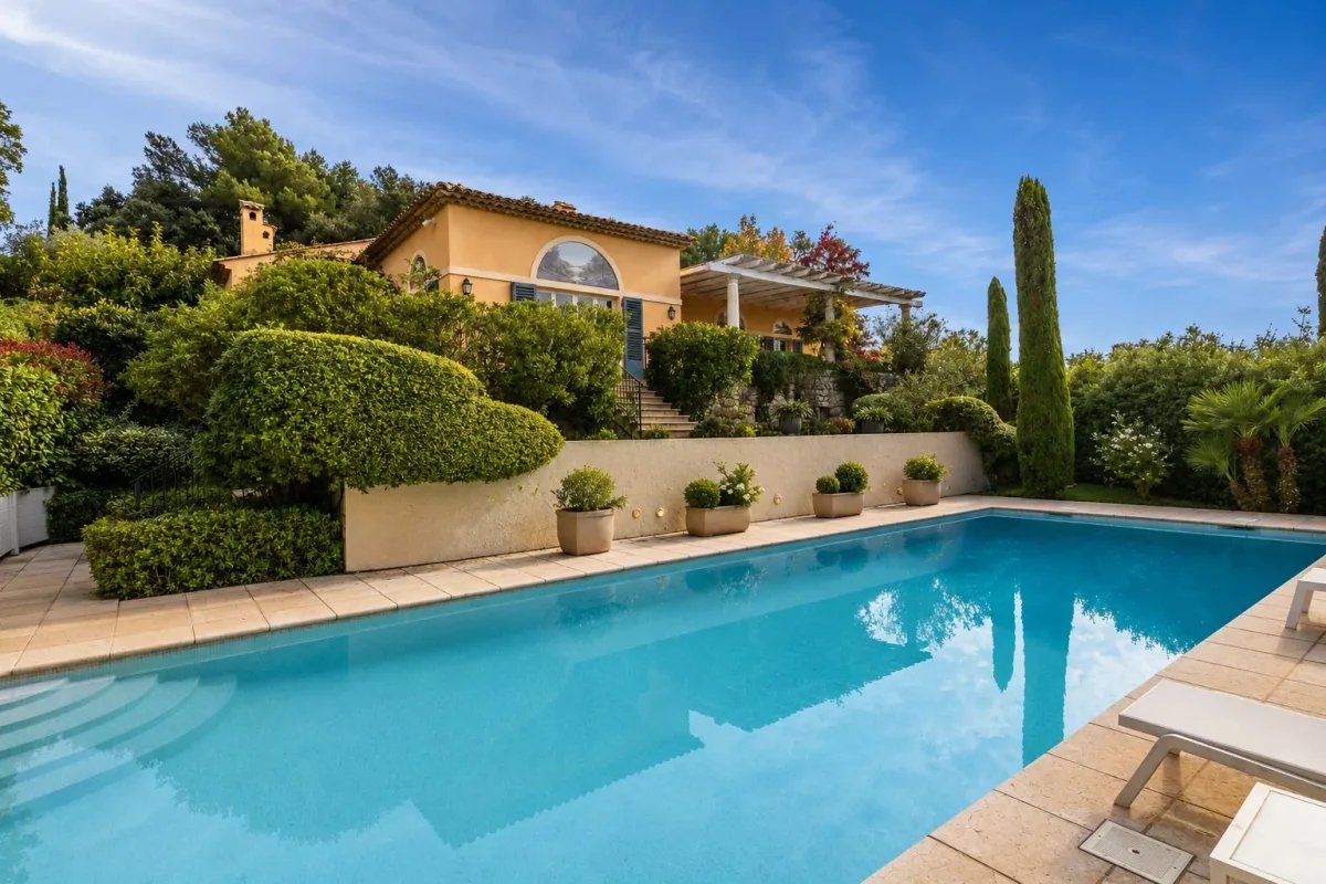 Luxury Property with Panoramic Sea Views in La Colle-sur-Loup — 4
