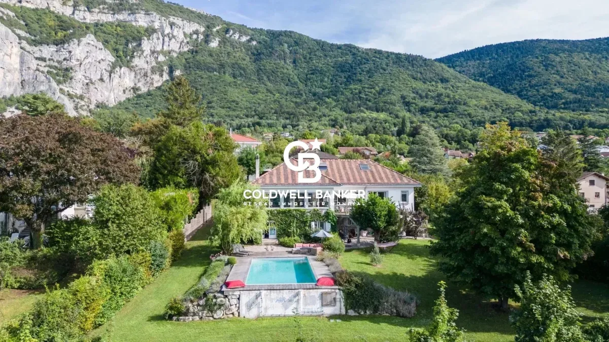 Luxury Villa with Pool and Jura Mountain Views near Geneva — 1