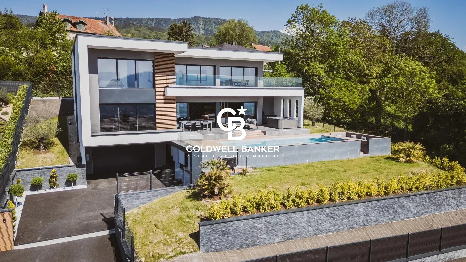Luxury Contemporary Villa with Panoramic Views over Geneva — 1