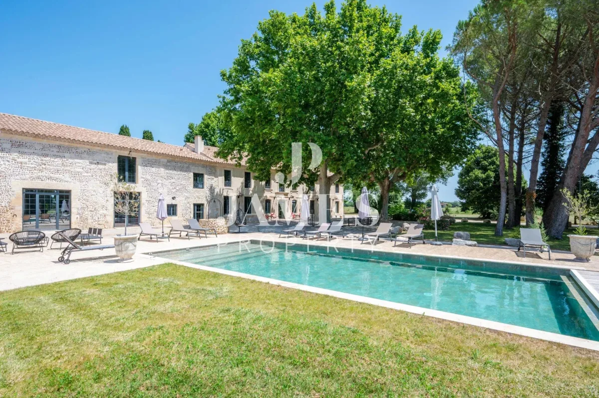 Exceptional Property Between Arles and the Alpilles — 1
