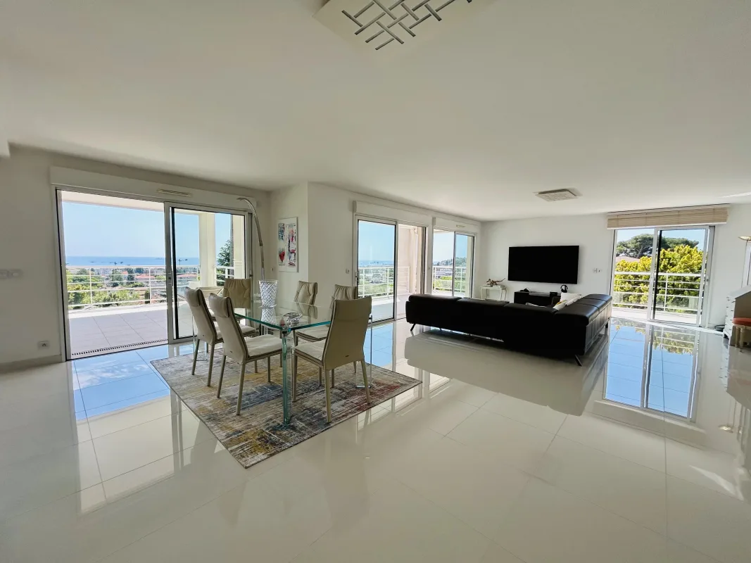 Luxury Apartment with Panoramic Sea Views in Antibes — 1