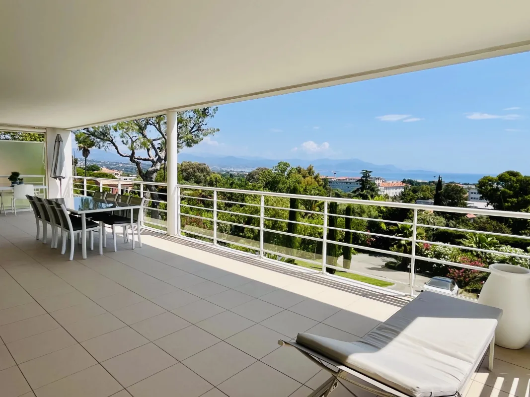 Luxury Apartment with Panoramic Sea Views in Antibes — 2
