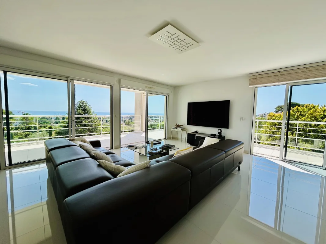 Luxury Apartment with Panoramic Sea Views in Antibes — 3