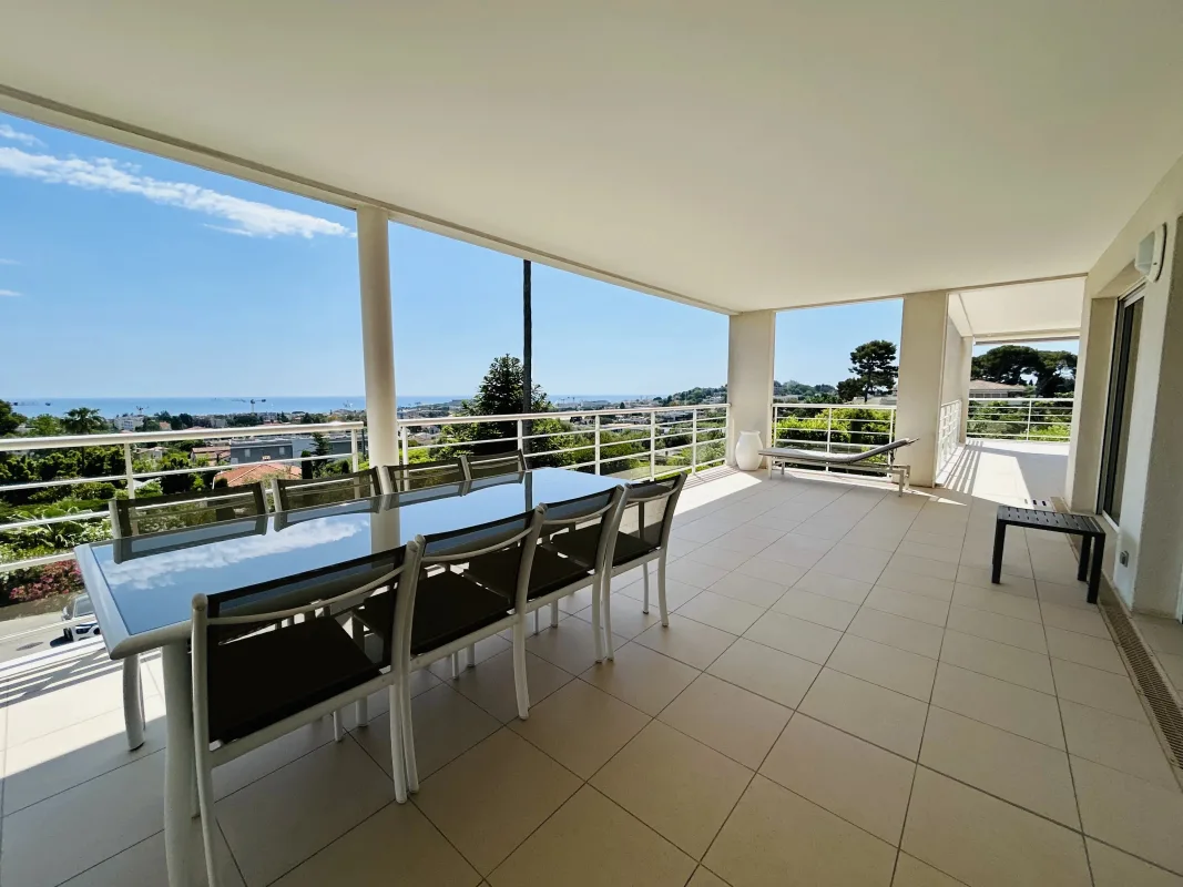 Luxury Apartment with Panoramic Sea Views in Antibes — 4