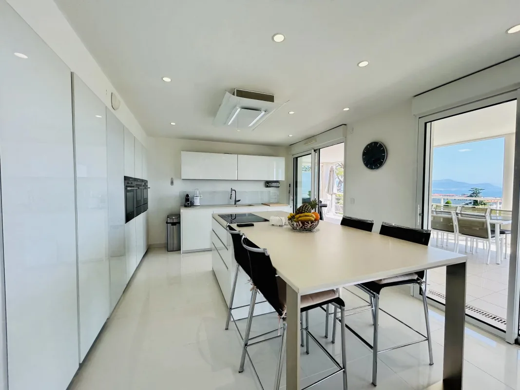 Luxury Apartment with Panoramic Sea Views in Antibes — 5