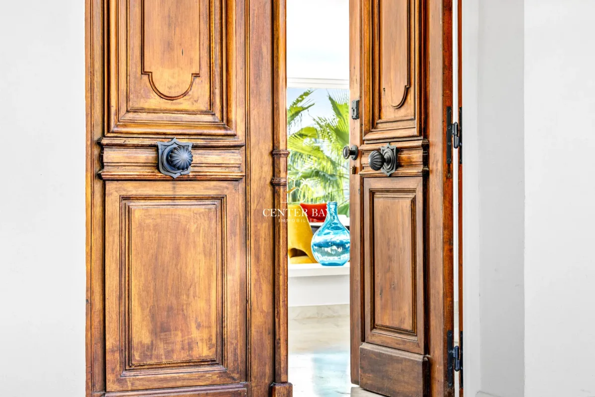 Luxury Villa with Sea Views for Sale in Antibes — 2