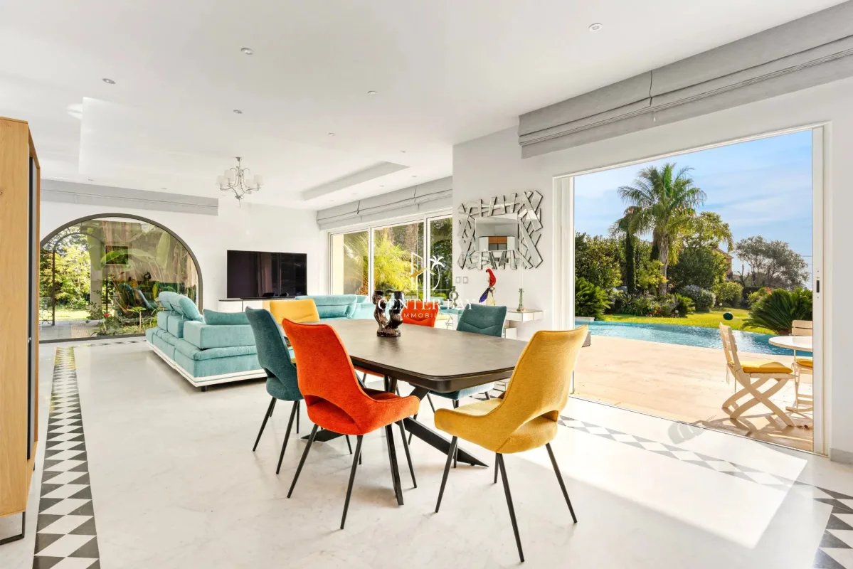 Luxury Villa with Sea Views for Sale in Antibes — 3