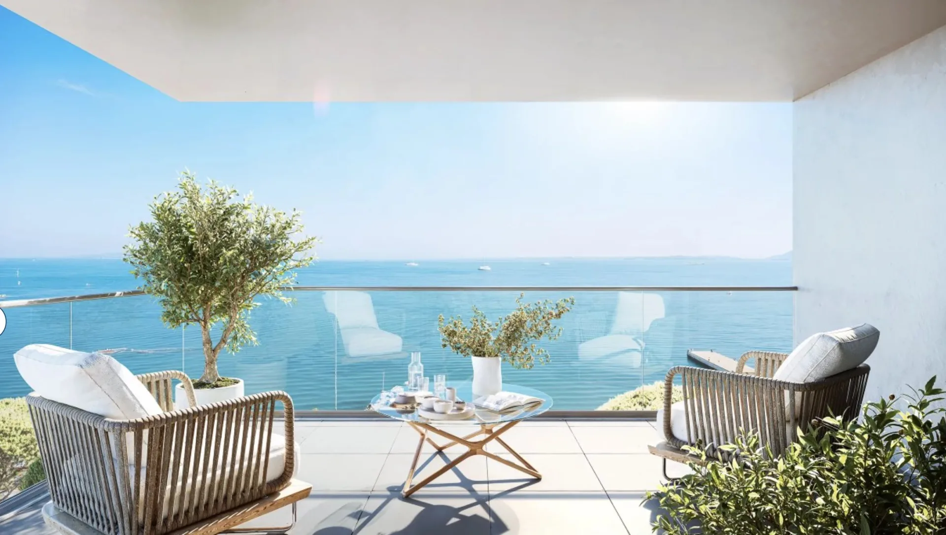 Exceptional Beachfront Penthouse with Private Rooftop in Juan-les-Pins — 1