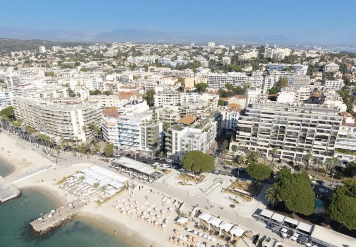 Exceptional Beachfront Penthouse with Private Rooftop in Juan-les-Pins — 2