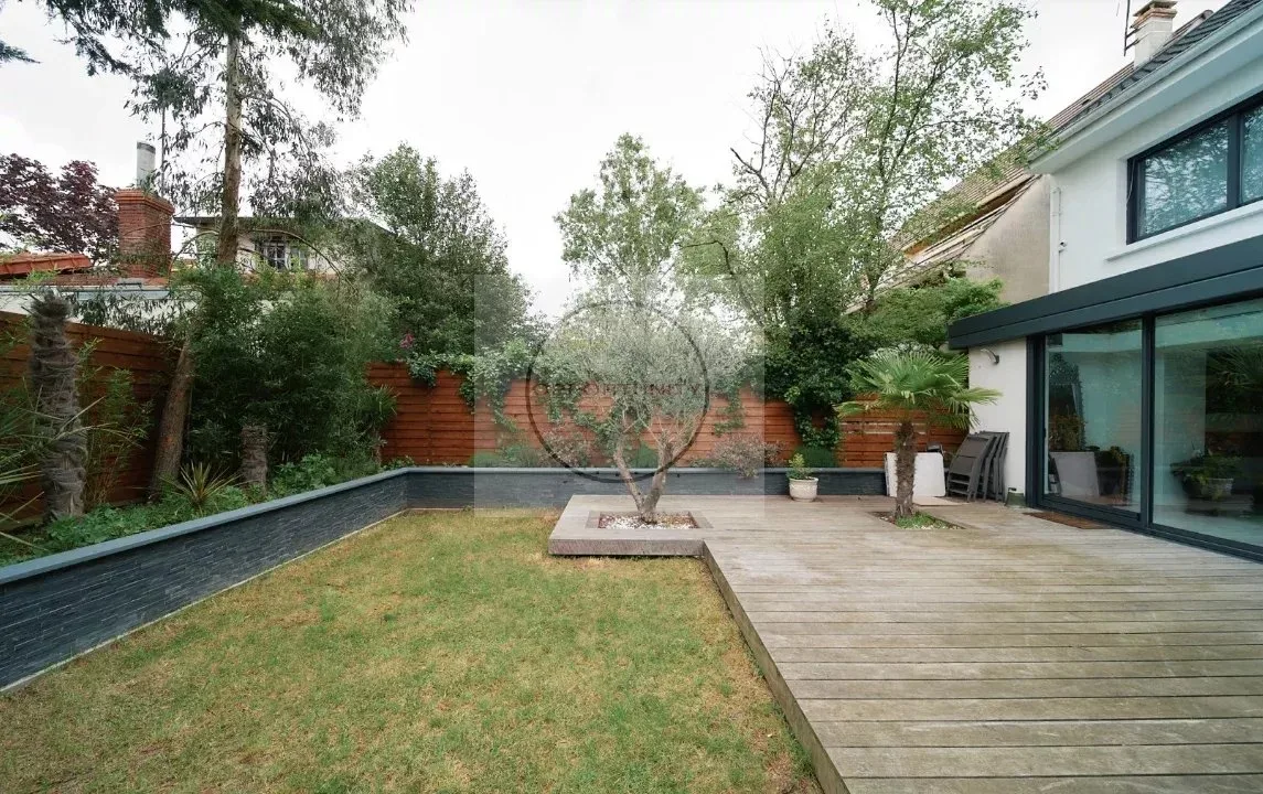 Prestigious Villa with Private Garden on the Marne  ### — 2