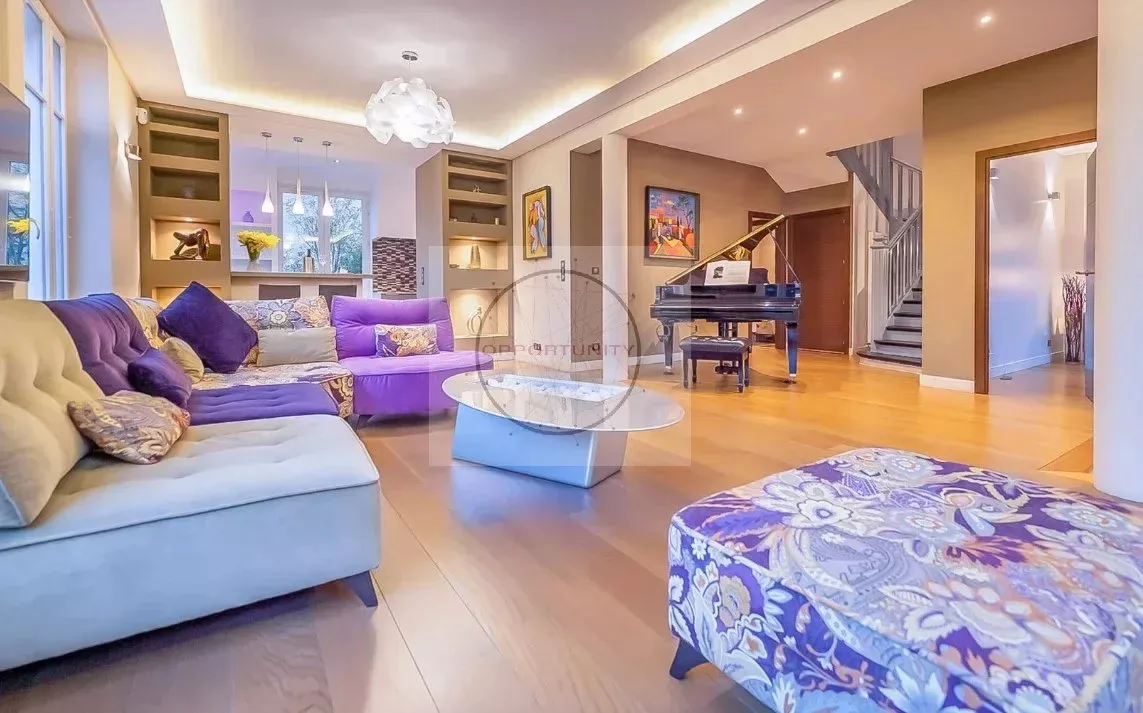 Luxury Villa for Sale in Vincennes – Château District — 1