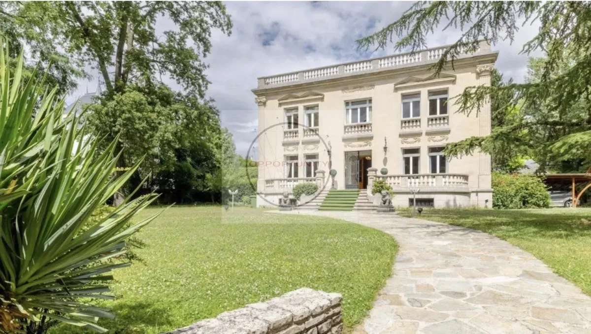 Exceptional Private Mansion Facing the Bois de Vincennes — 1