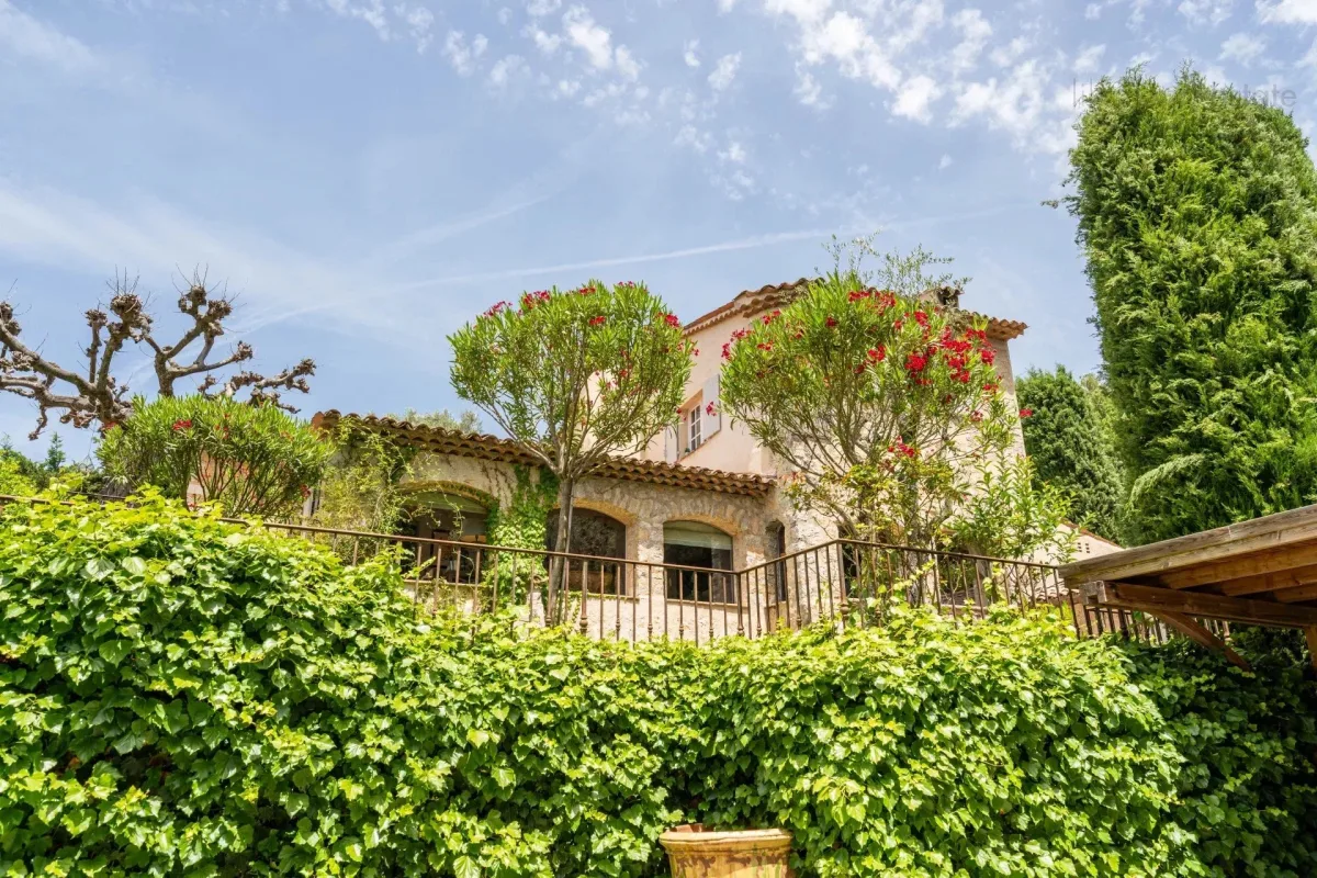 Character Villa with Pool in Mouans-Sartoux — 1