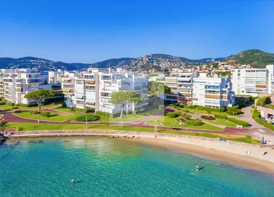 Luxury Waterfront Apartment with Panoramic Sea Views in La Napoule — 3