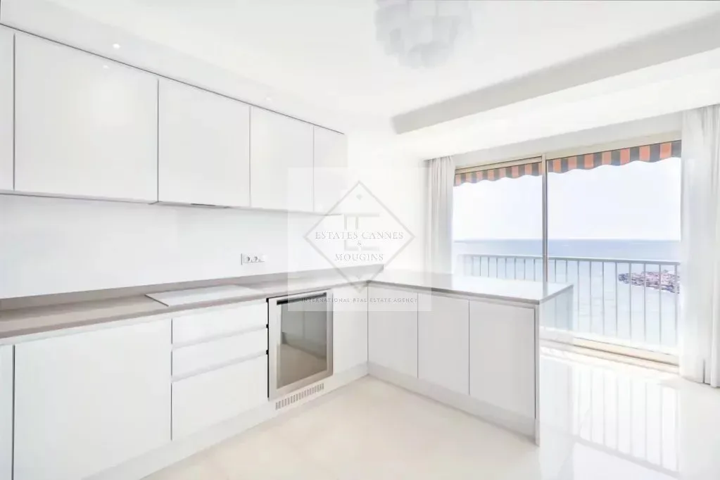 Luxury Waterfront Apartment with Panoramic Sea Views in La Napoule — 4