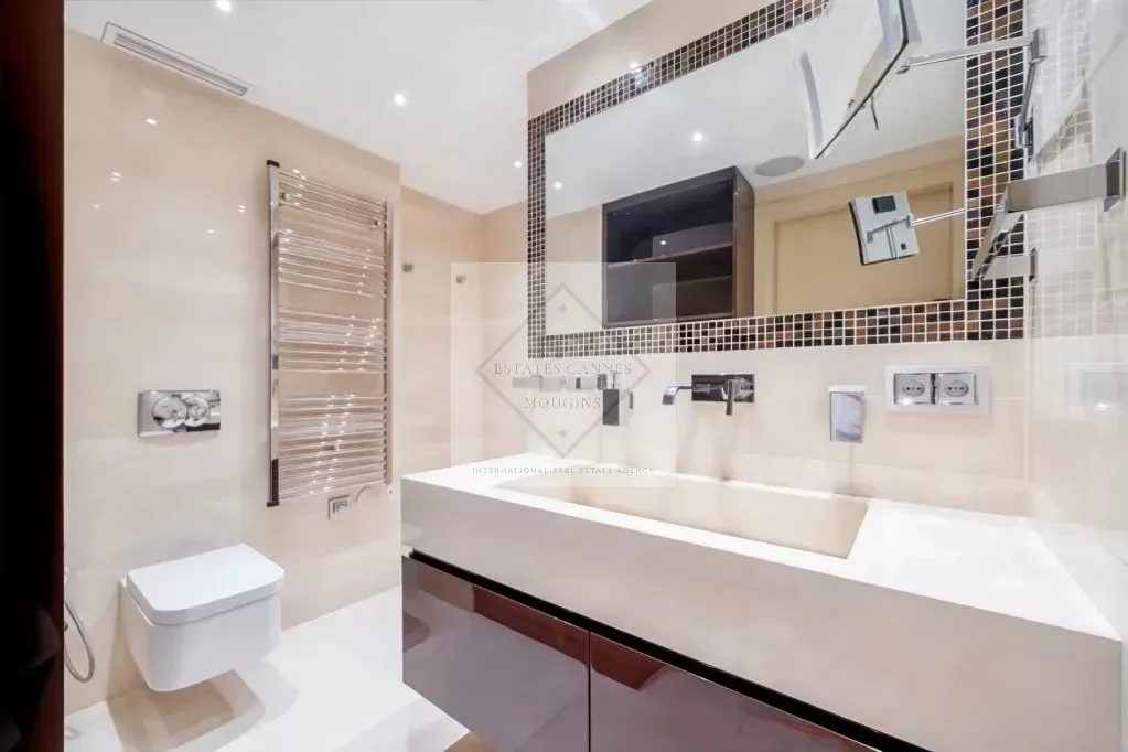 Luxury Waterfront Apartment with Panoramic Sea Views in La Napoule — 5