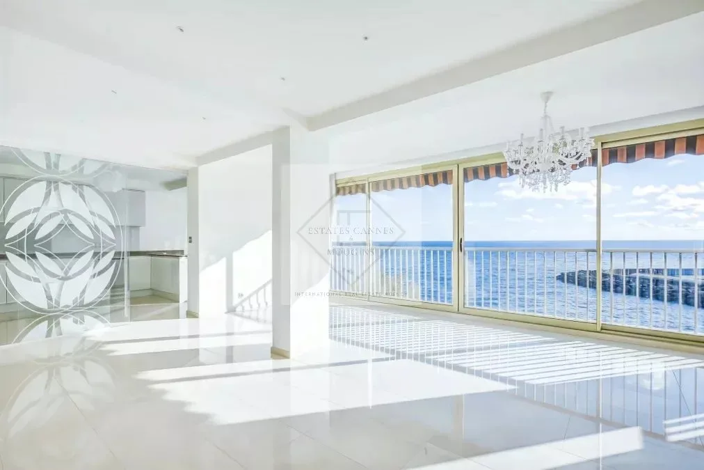 Luxury Waterfront Apartment with Panoramic Sea Views in La Napoule — 1