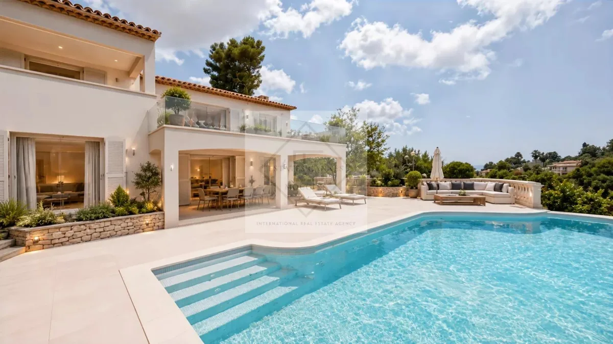 Prestigious Villa with Sea Views in a Private Estate in Antibes — 1
