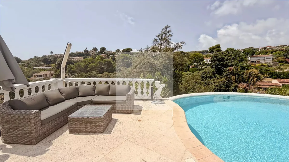 Prestigious Villa with Sea Views in a Private Estate in Antibes — 2