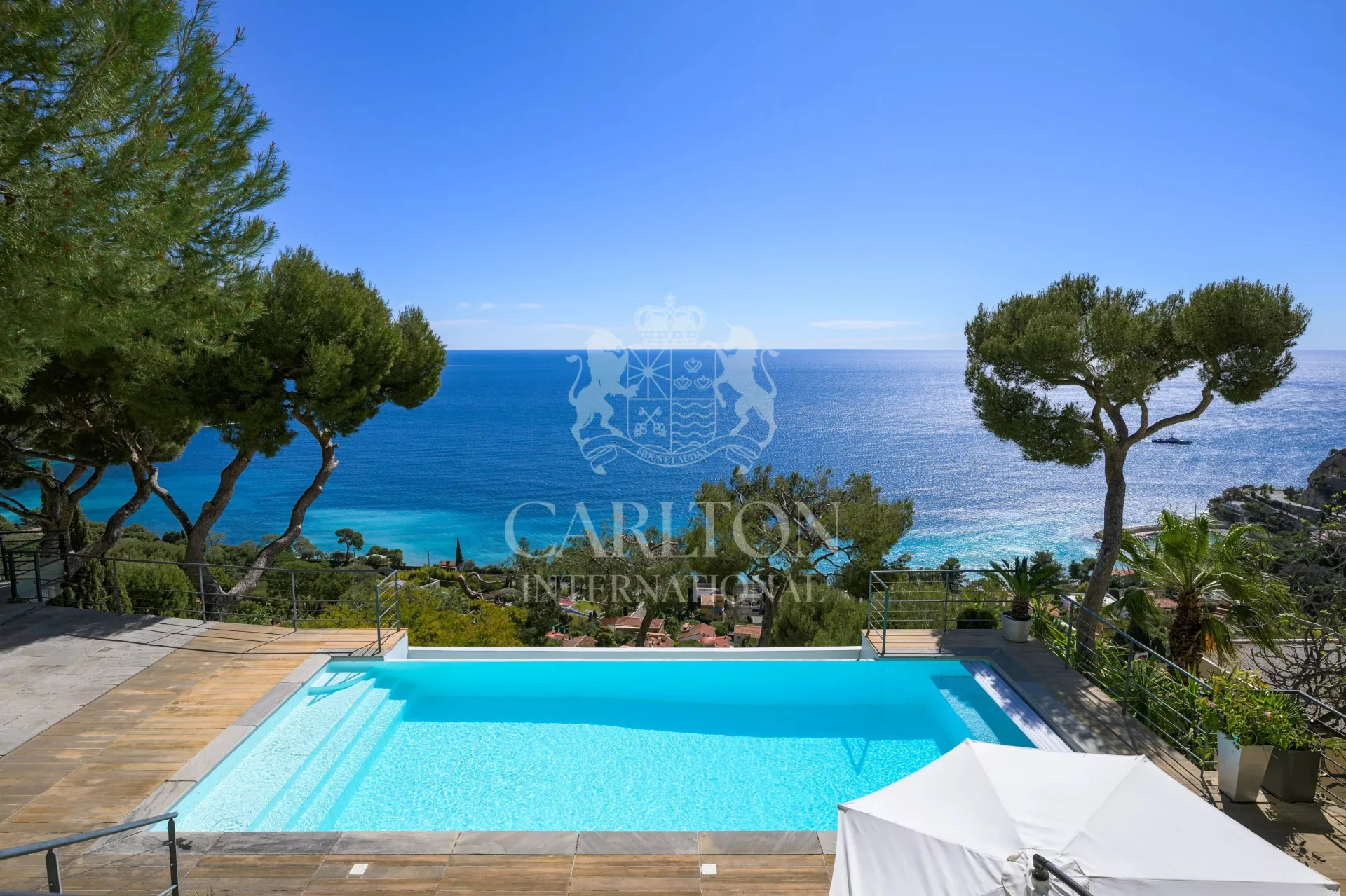 Contemporary Luxury Villa with Panoramic Sea Views in Èze — 1