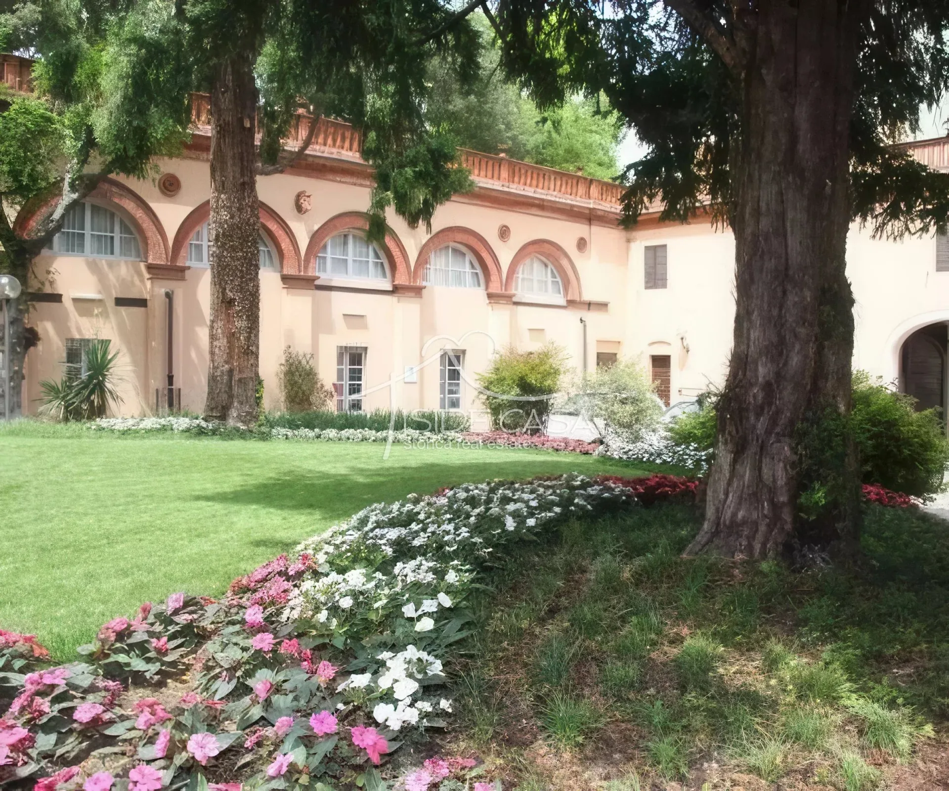Prestigious Historic Building with Private Garden in the Heart of Mantua — 1