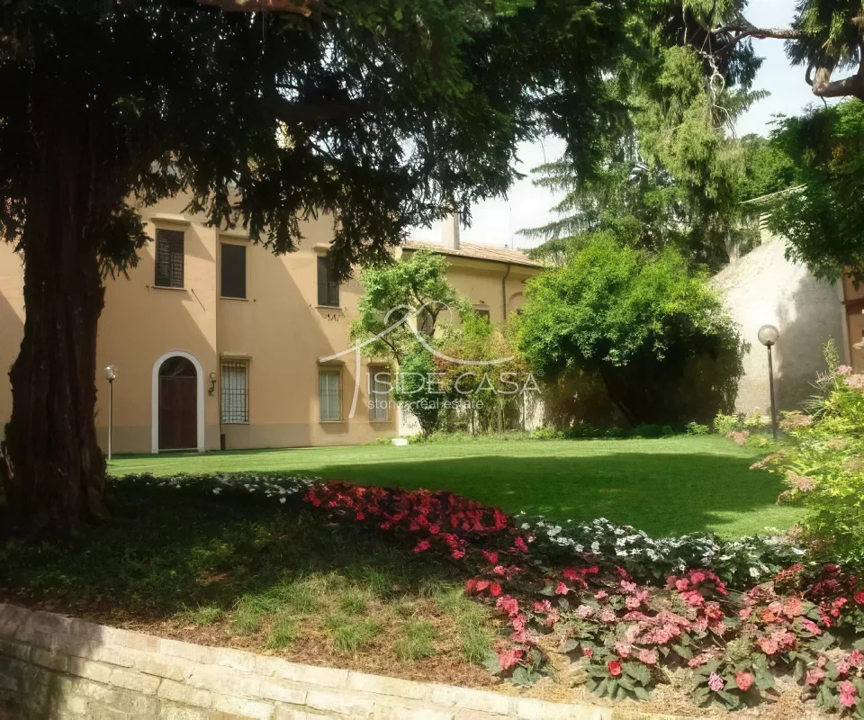 Prestigious Historic Building with Private Garden in the Heart of Mantua — 2