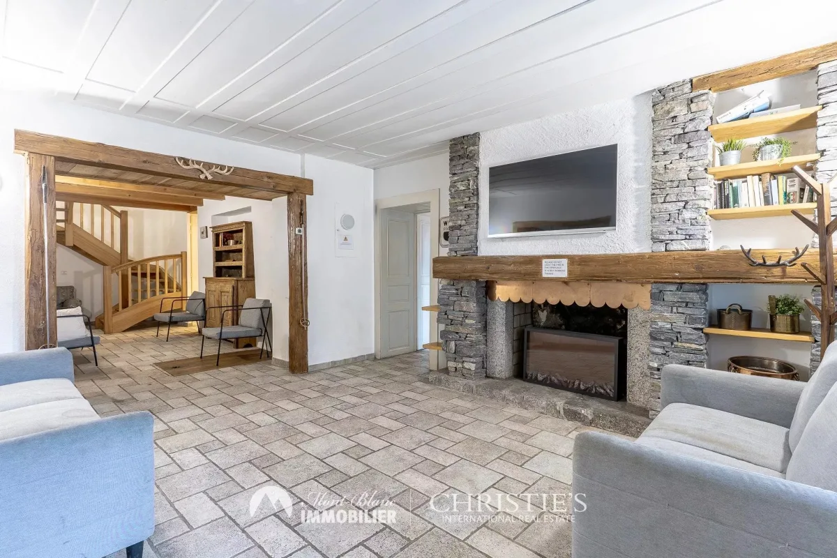 Prestigious Mountain Home in Les Pécles, Chamonix-Mont-Blanc — 1