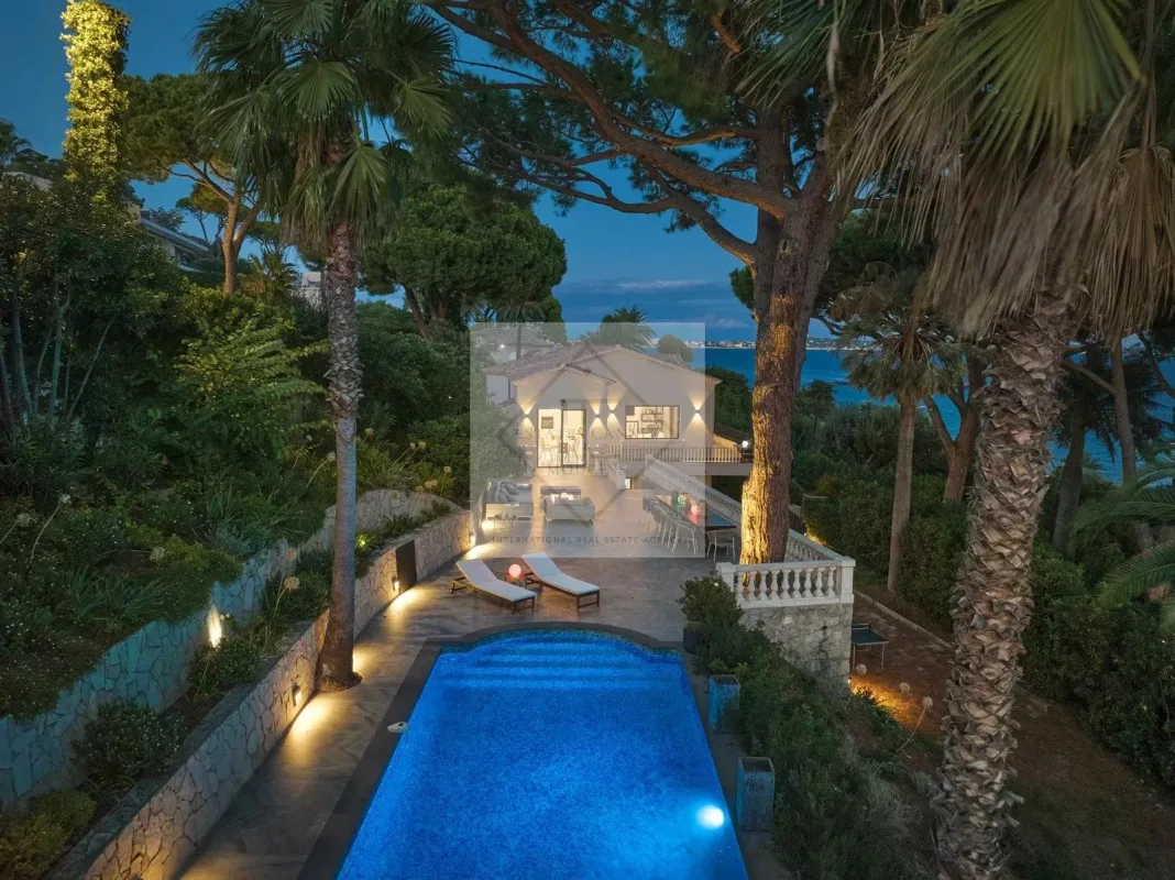 Prestigious Villa in Cannes with Panoramic Sea Views — 1