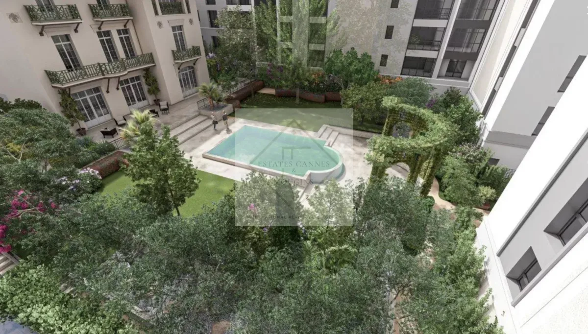 Prestigious Rooftop Apartment in Juan-les-Pins — 1