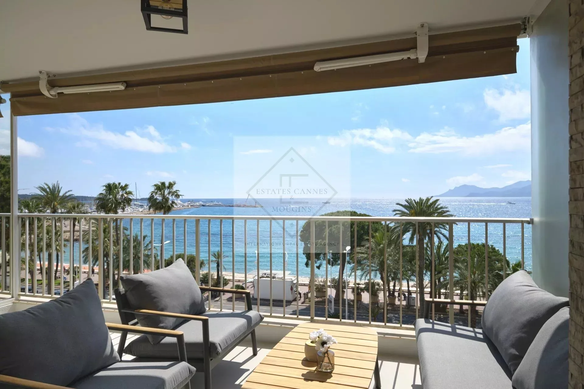 Prestigious Renovated Apartment on Cannes Croisette — 1