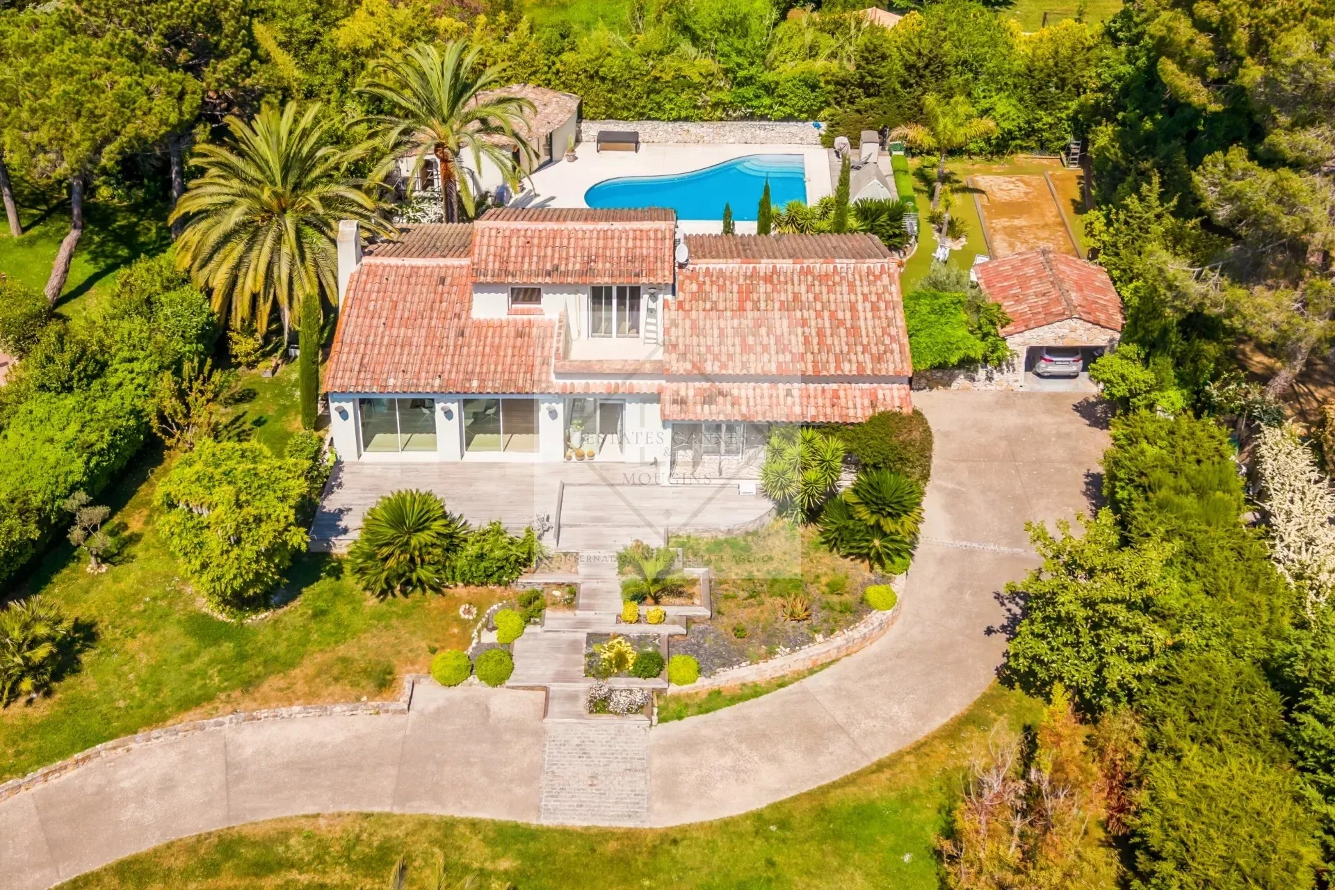 Prestigious Provençal Villa in a Gated Estate in Mougins — 1