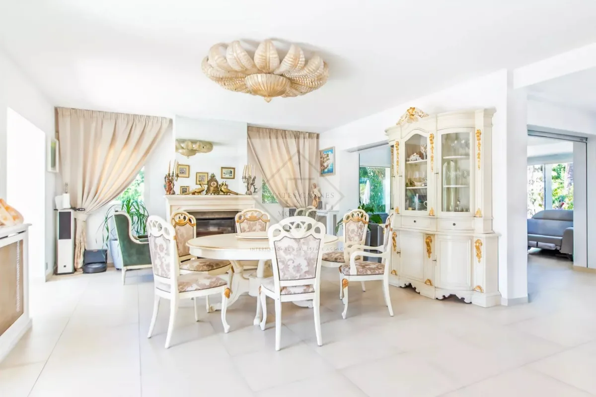 Prestigious Provençal Villa in a Gated Estate in Mougins — 3