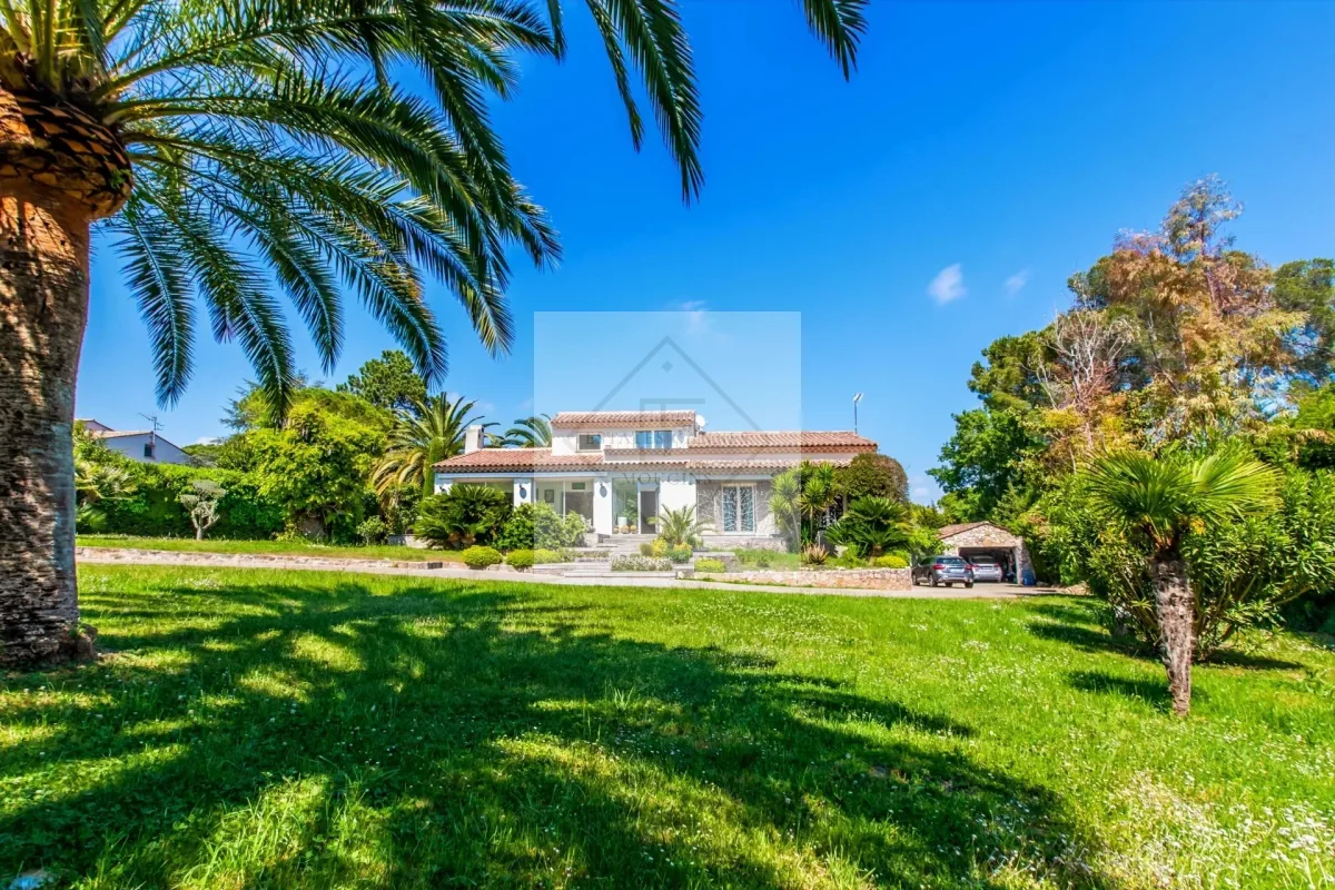 Prestigious Provençal Villa in a Gated Estate in Mougins — 4