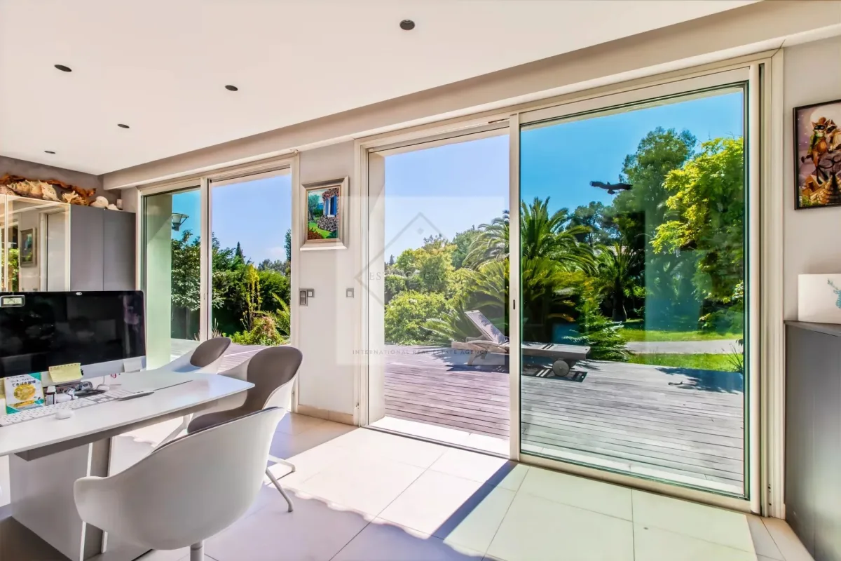 Prestigious Provençal Villa in a Gated Estate in Mougins — 5