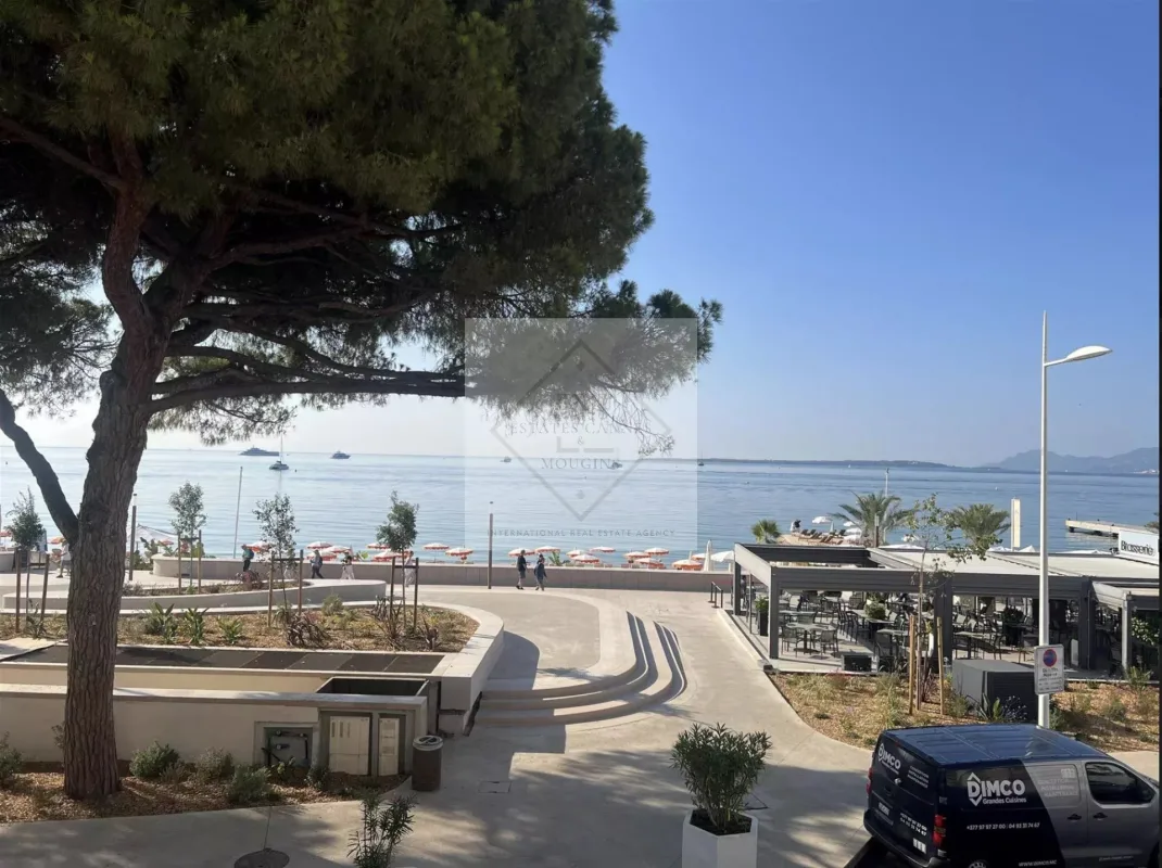 Prestigious Seafront Apartment with Mediterranean Views in Antibes — 2