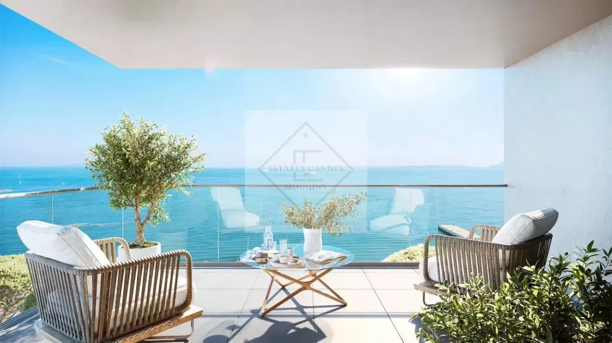 Prestigious Seafront Apartment with Mediterranean Views in Antibes — 1