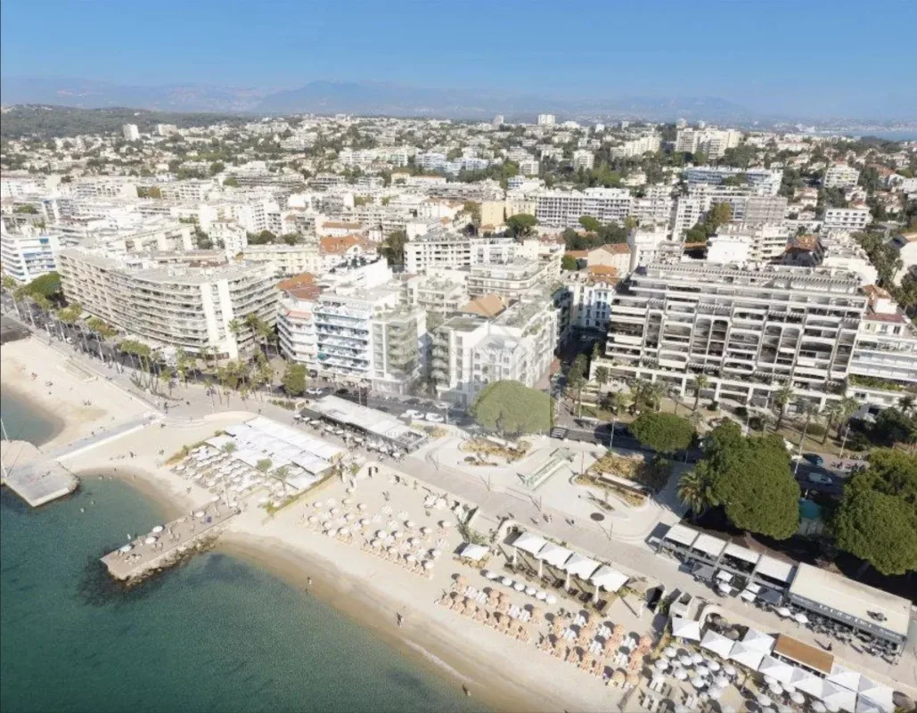 Prestigious Seafront Apartment with Mediterranean Views in Antibes — 3