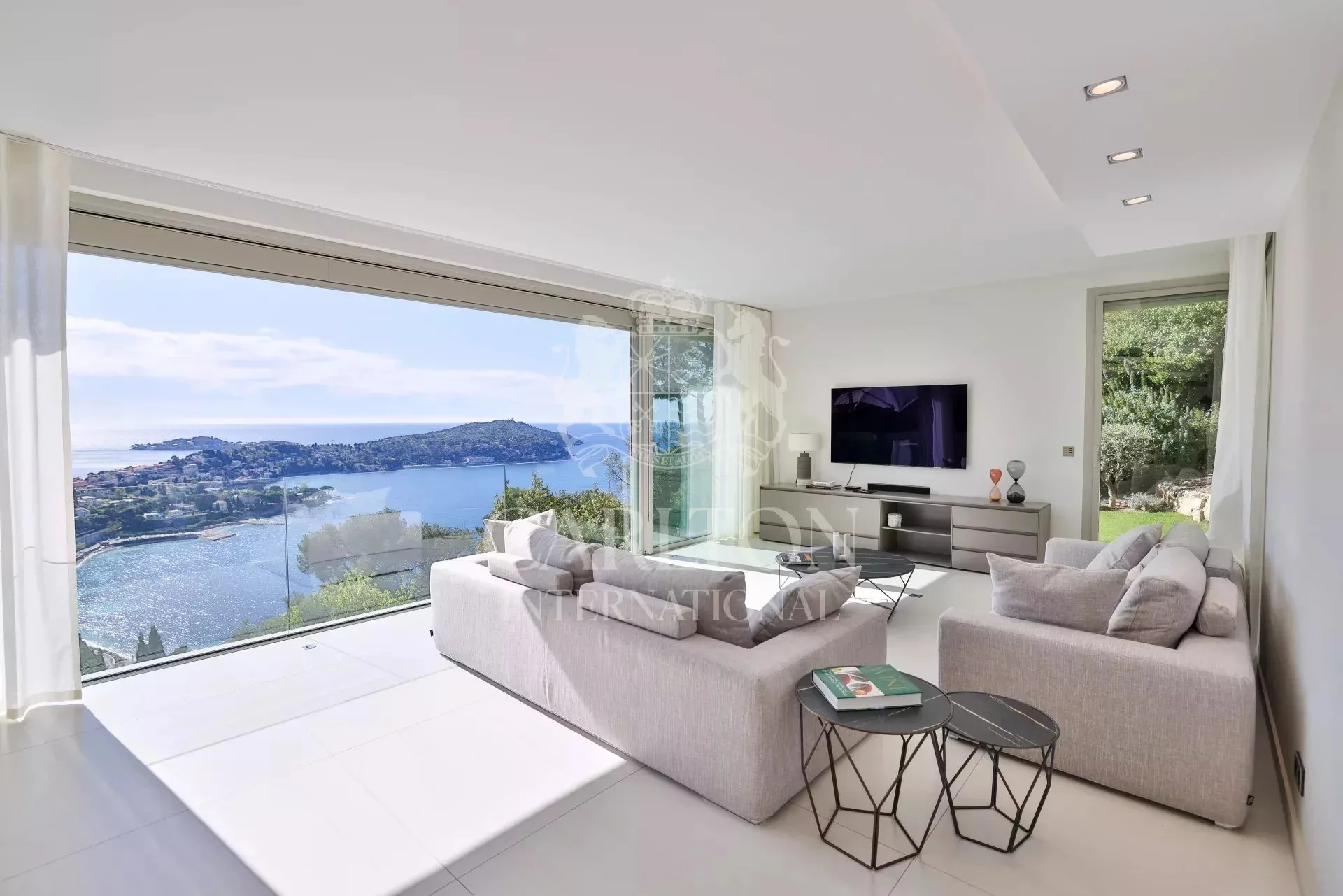 Prestigious Contemporary Villa with Panoramic Sea Views in Villefranche-sur-Mer — 1