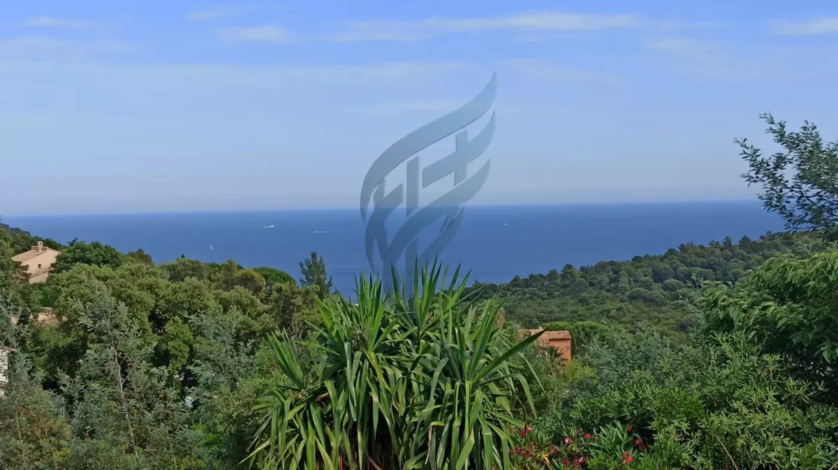 Prestigious Sea-View Villa for Renovation in Cavalaire-sur-Mer — 2