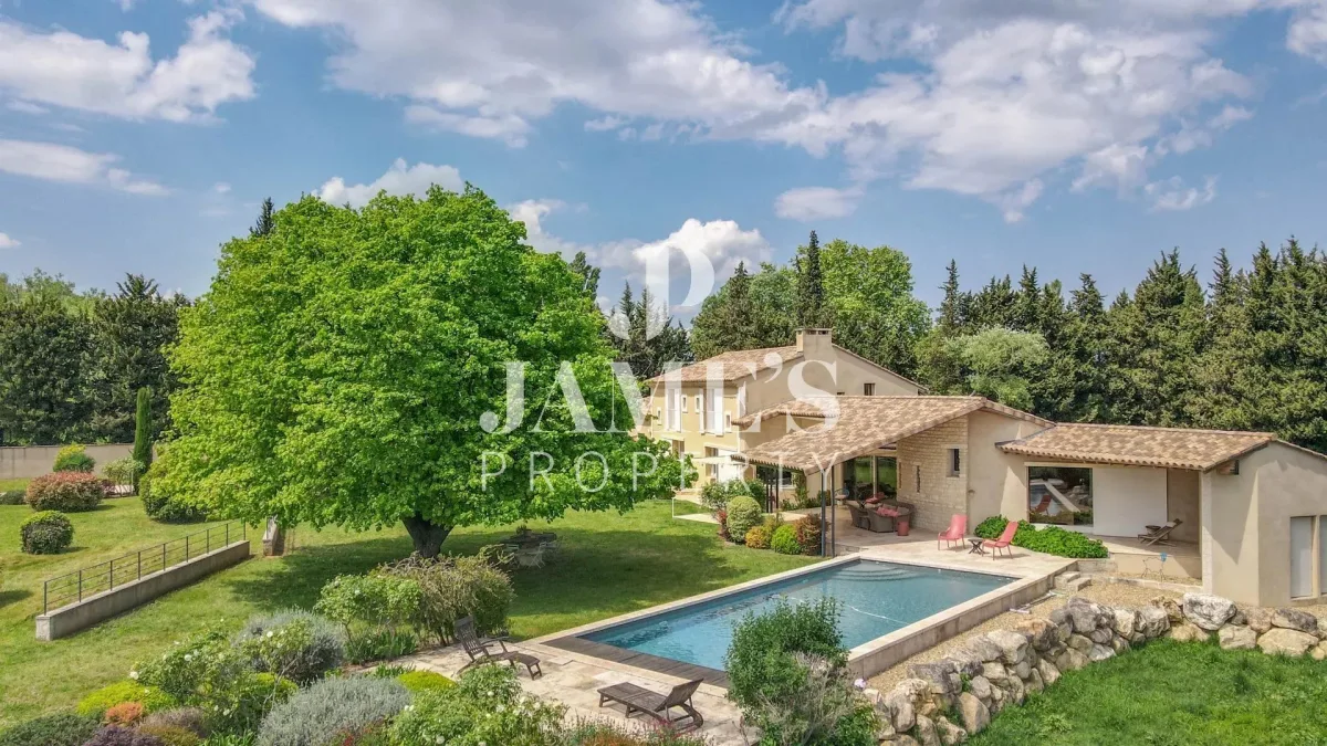 Luxury Villa with Pool and Views over the Alpilles — 1