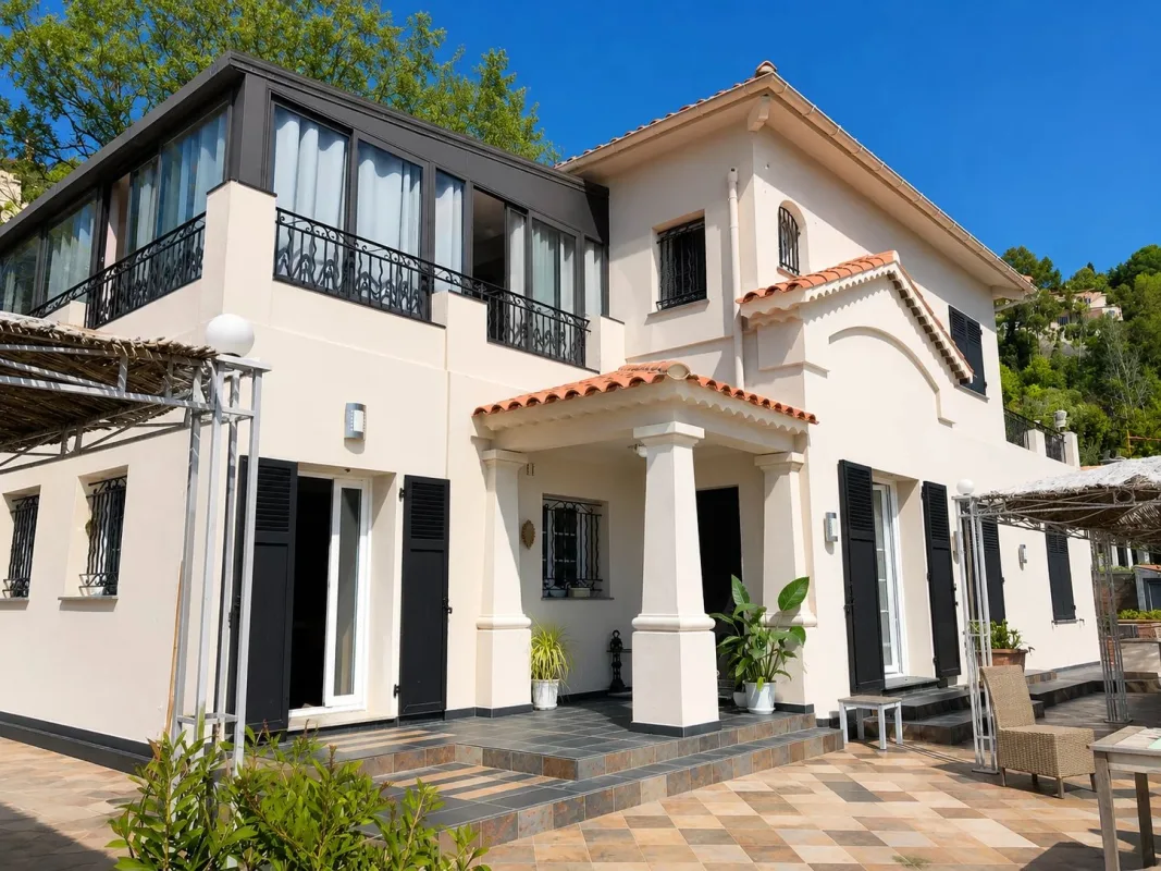 Prestigious Villa with Sea Views in Vence — 1