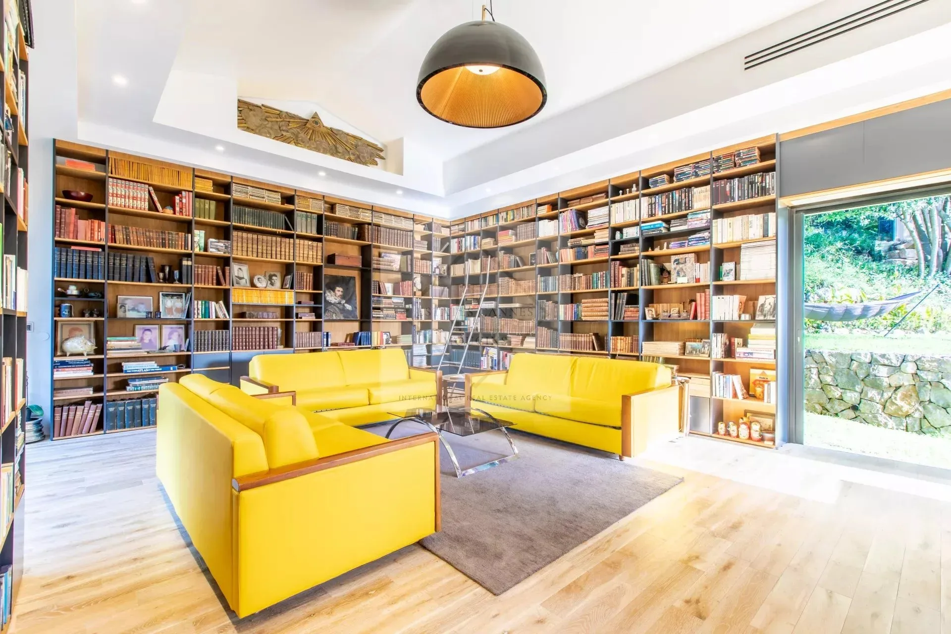 Prestigious Architect-Designed Villa for Sale in Mougins — 1