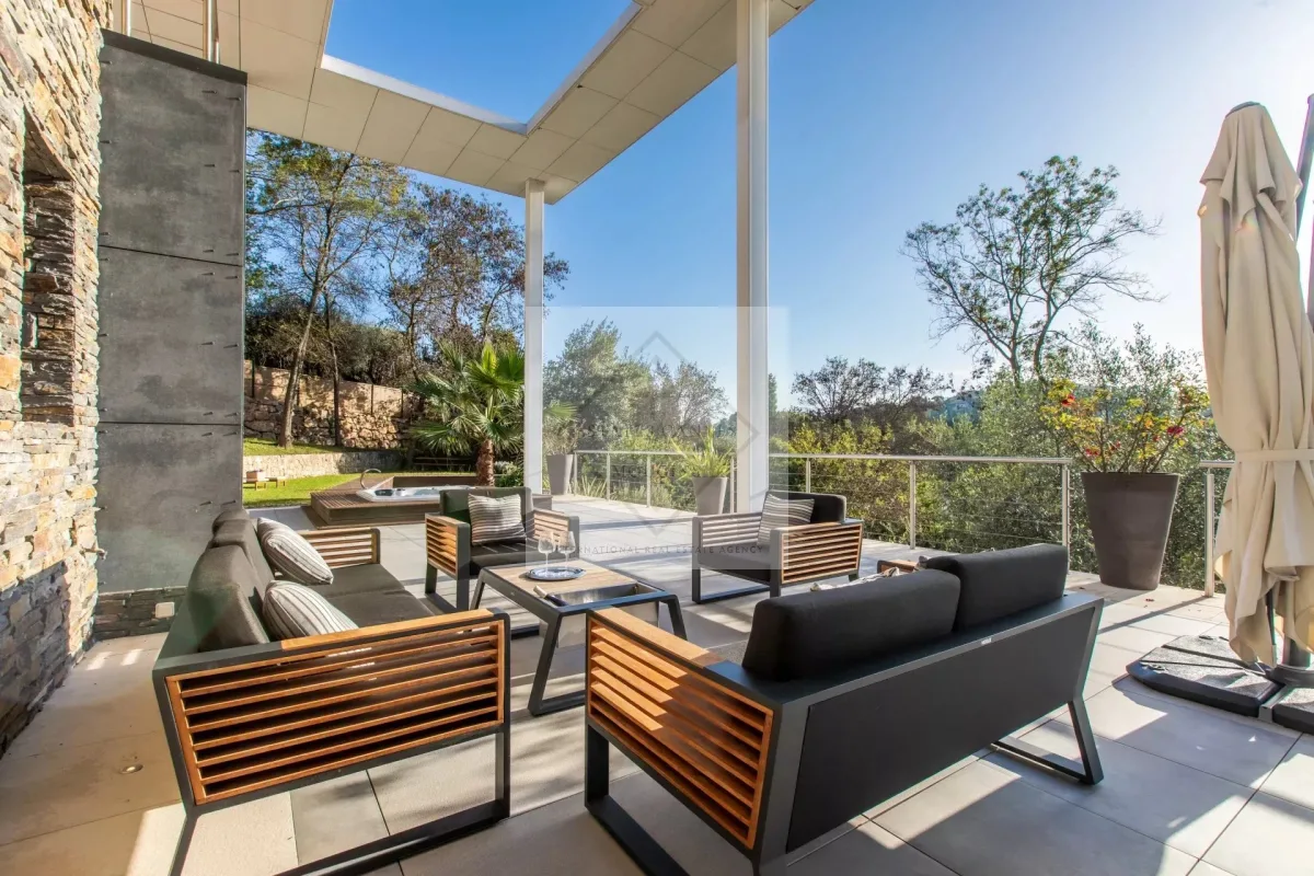 Prestigious Architect-Designed Villa for Sale in Mougins — 2