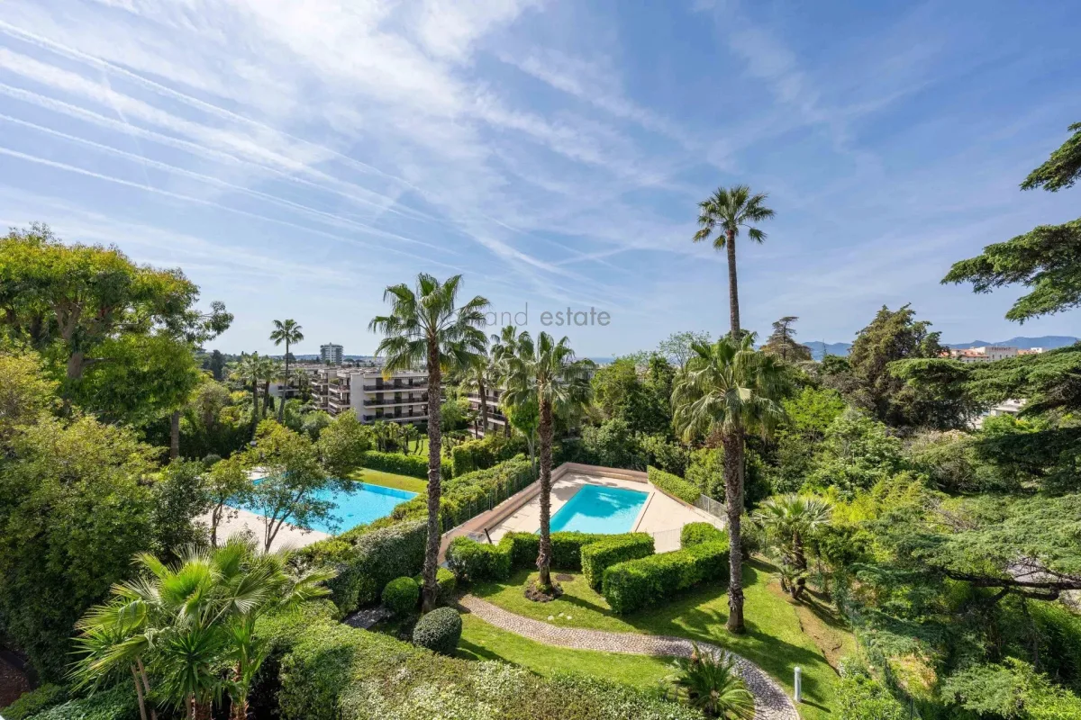 Luxury Apartment with Sea View in Cannes Montrose — 1