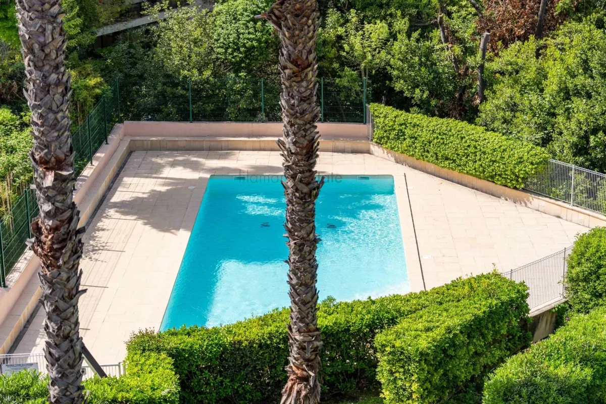 Luxury Apartment with Sea View in Cannes Montrose — 3