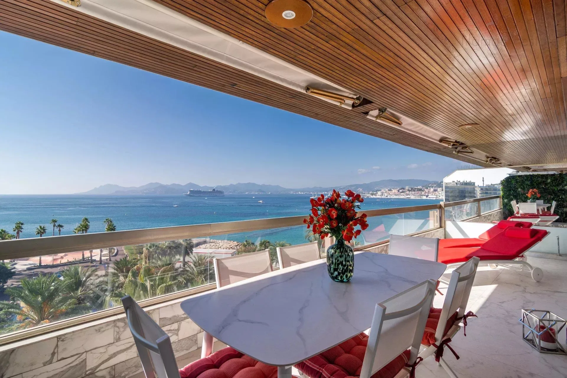Cannes – Croisette – Prestigious Apartment with Panoramic Sea Views — 1