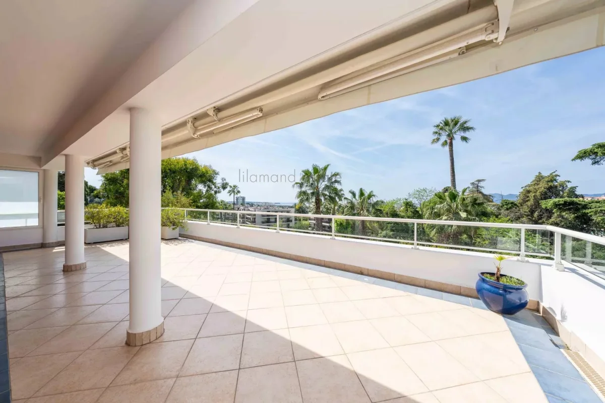 Luxury Apartment with Sea View in Cannes Montrose — 4
