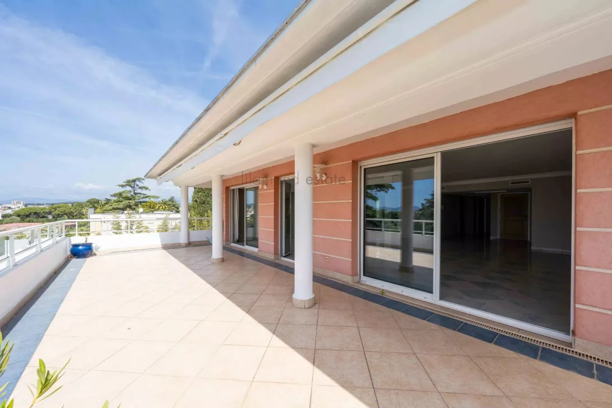 Luxury Apartment with Sea View in Cannes Montrose — 5