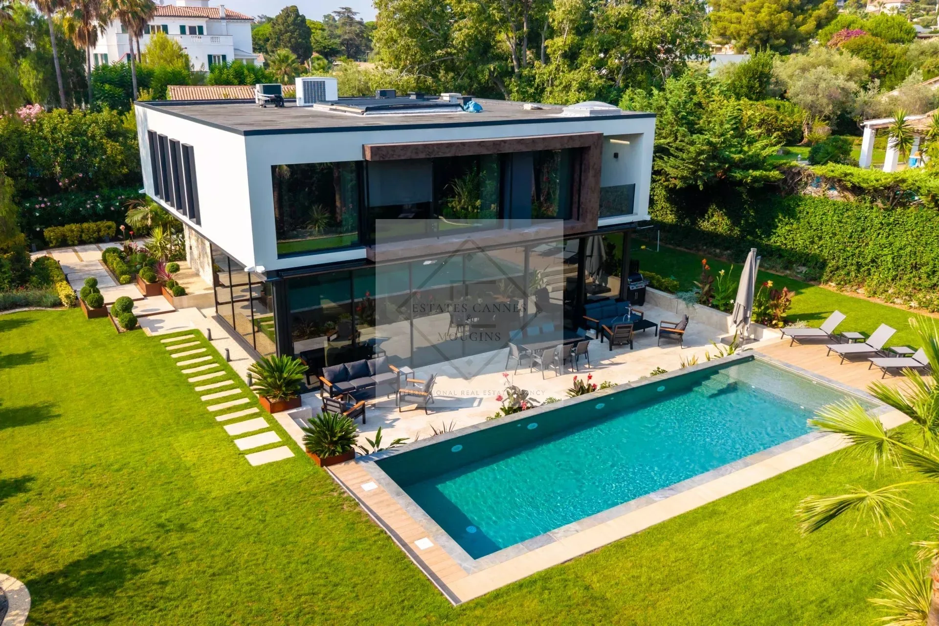Prestigious Contemporary Villa with Panoramic Sea Views in Èze — 1