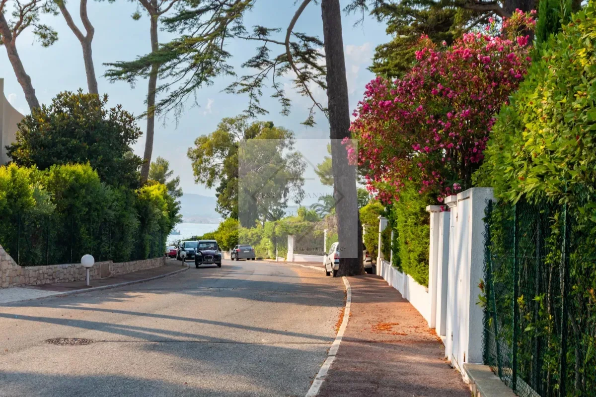 Prestigious Contemporary Villa with Panoramic Sea Views in Èze — 2